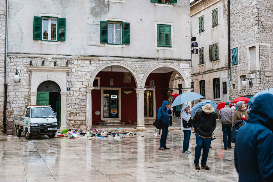 Smeće pod zaštitom UNESCO-a? Sigurno se pitaju turisti koji su jutros vidjeli ovaj horor kod katedrale