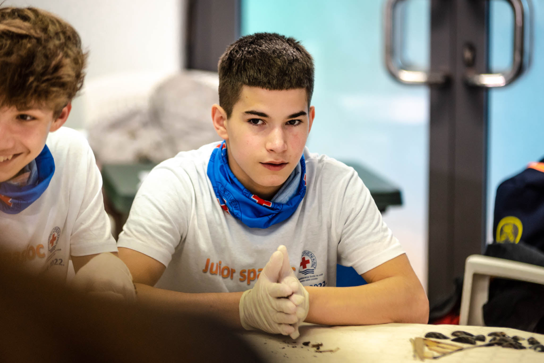 Djeca iz Šibenika i Ukrajine čistila plažu Banj, a smeće iskoristila za izradu slika