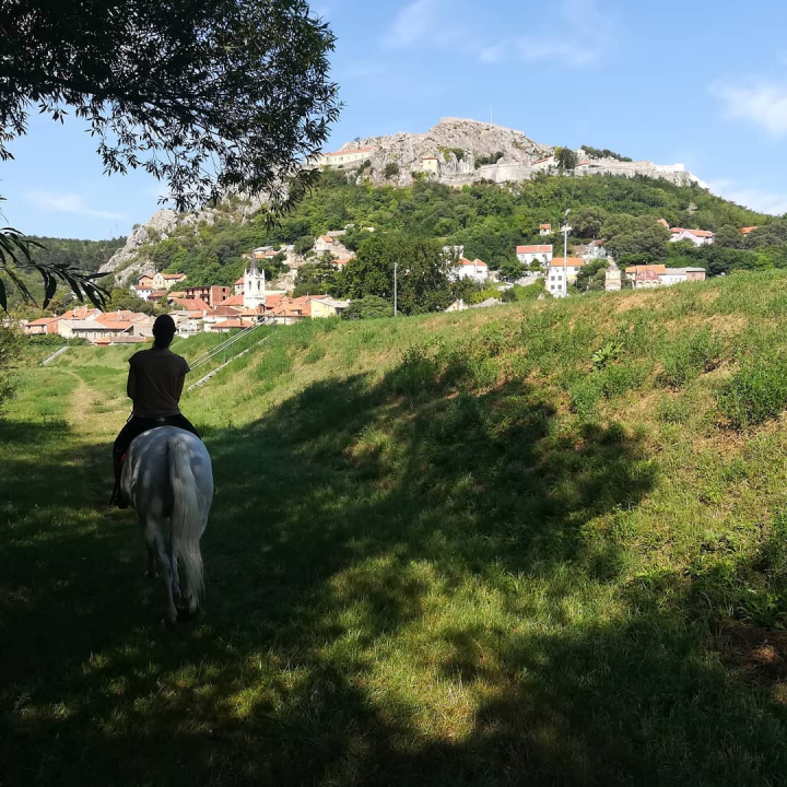 Na Kninskoj tvrđavi Praznik rada slave dan ranije: Posjetitelje očekuju srdele, storytelling ture i vrijedne nagrade!