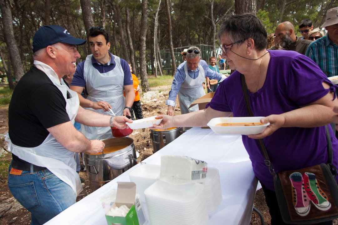 Na Skradinskom buku i na Jadriji opet besplatni fažol za Praznik rada: Svirat će i Feniksi 