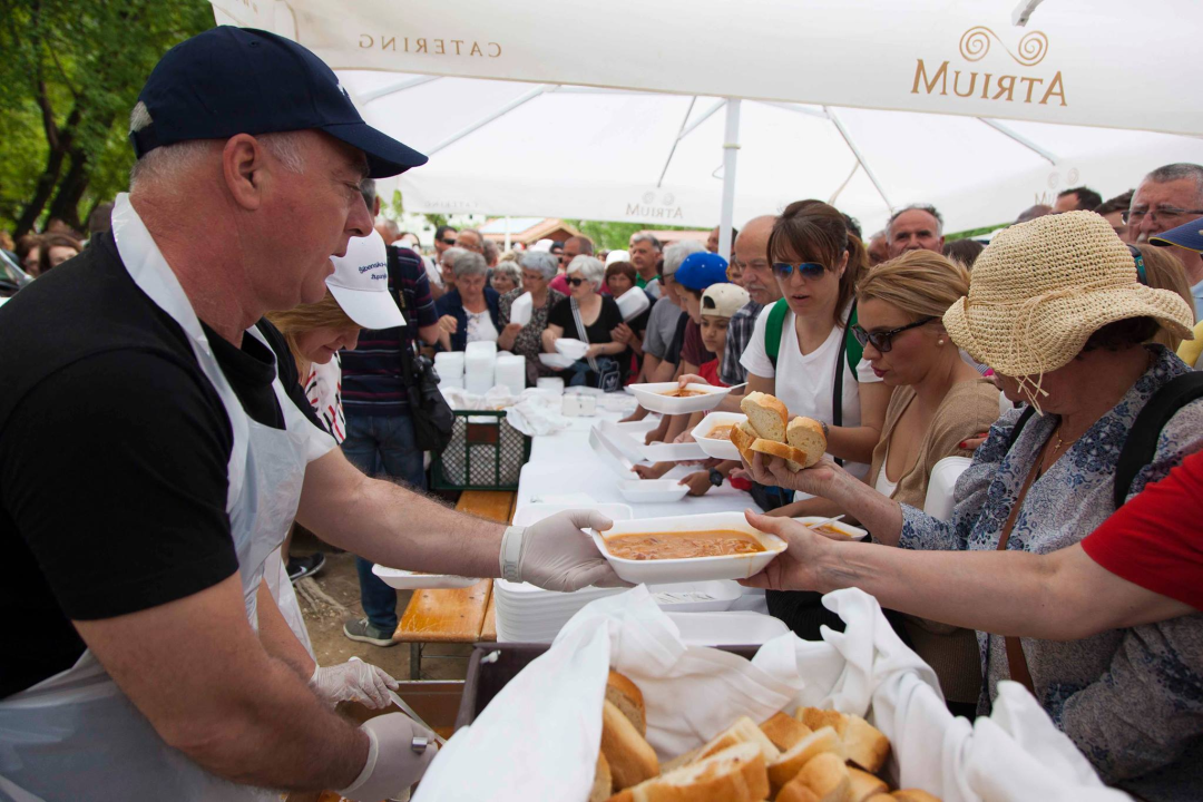 Na Skradinskom buku i na Jadriji opet besplatni fažol za Praznik rada: Svirat će i Feniksi 