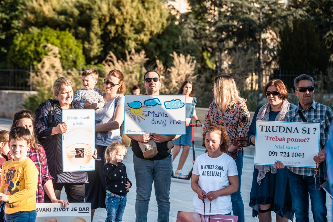 Prosvjed u znak potpore Mireli Čavajdi: 'Ovo nam je podsjetnik koliko sustav može biti okrutan prema ženama'  