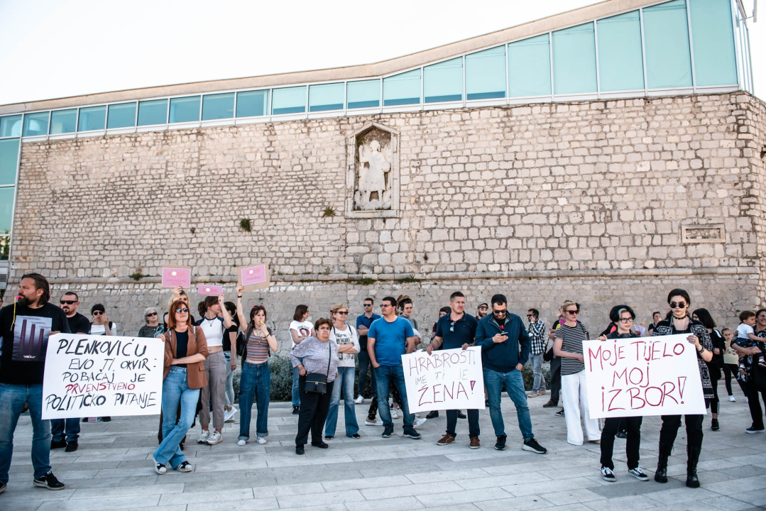 Prosvjed u znak potpore Mireli Čavajdi: 'Ovo nam je podsjetnik koliko sustav može biti okrutan prema ženama'  
