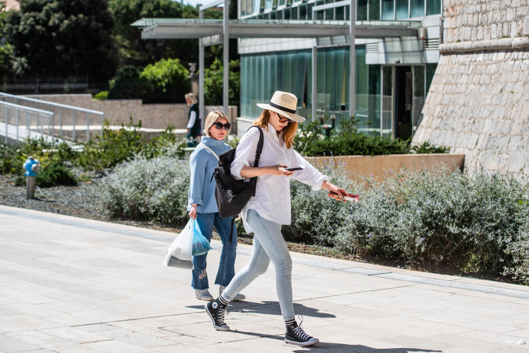 Šarene modne kombinacije koje prizivaju ljeto: Evo koje su nam dame upale u oko ovih dana...