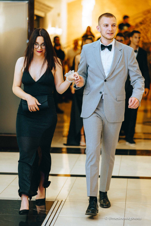 Pogledajte kako su zablistali učenici Industrijsko-obrtničke škole na svom maturalnom plesu (1. dio)