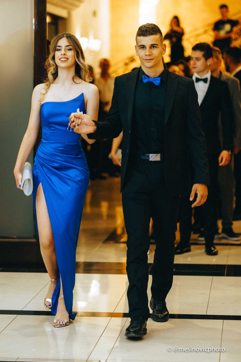 Pogledajte kako su zablistali učenici Industrijsko-obrtničke škole na svom maturalnom plesu (1. dio)