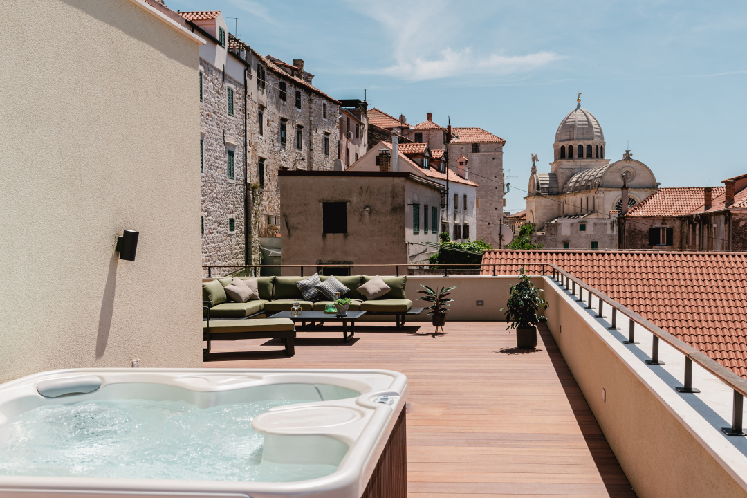 Oduševio nas je luksuz s katedralom na dlanu! Armerunov apartman jedinstven je spoj tradicije i modernog dizajna