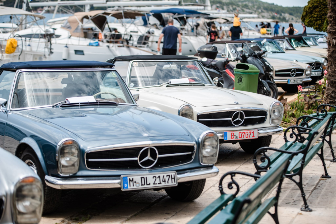 Šibenska riva puna legendarnih Mercedesovih 'Pagoda', tamo su do 17 sati