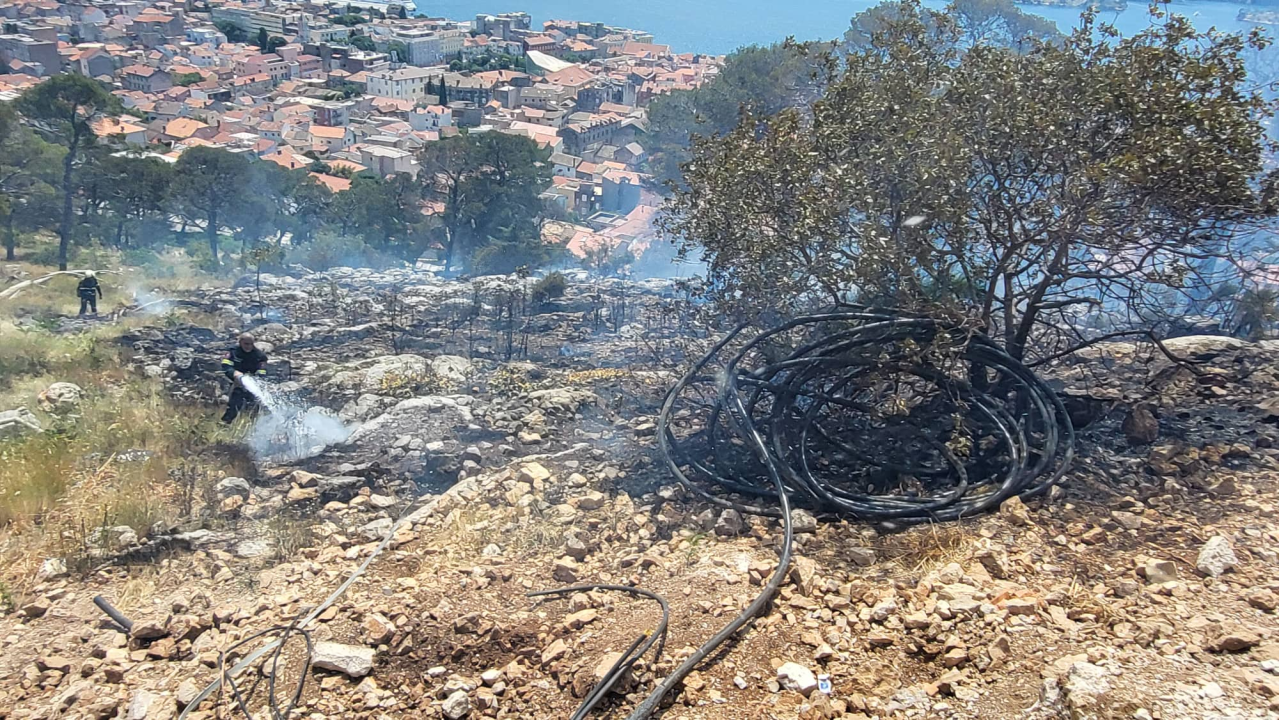 Požar ispod sv. Ivana izazvale četiri signalne rakete: Izgorjela 2,5 hektara