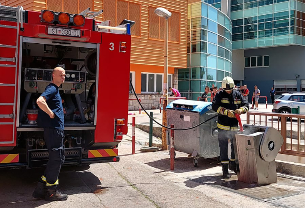 Gorio kontejner kod Turističko-ugostiteljske škole 