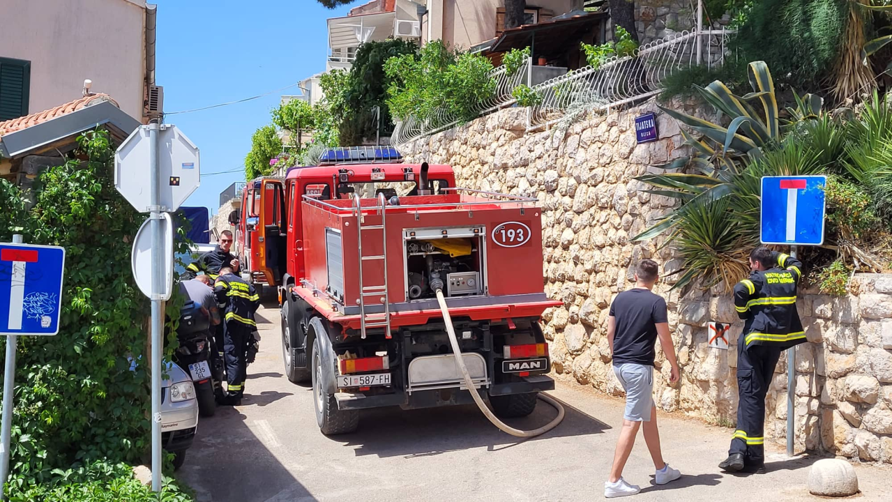 Požar ispod sv. Ivana izazvale četiri signalne rakete: Izgorjela 2,5 hektara