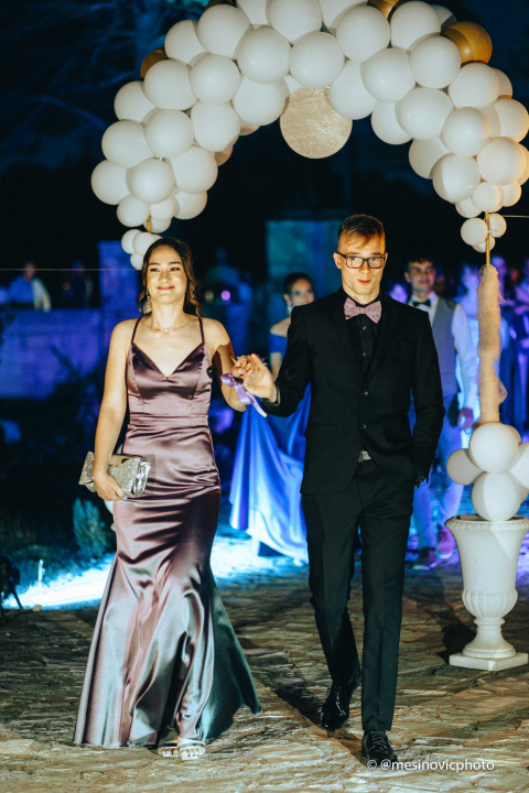 Maturanti Turističko-ugostiteljske škole u glamuroznim izdanjima proslavili kraj srednje škole! (2. dio)