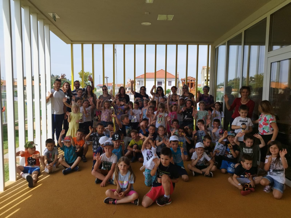 Tovarijada za djecu: Vrtiću Maslina u Tribunju u posjet došli prijatelji iz Benkovca i Trogira