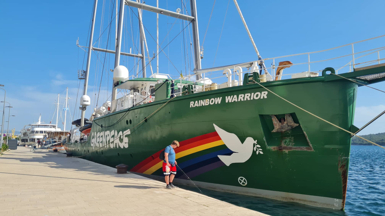 Legendarni Greenpeaceov brod 'Rainbow Warrior' uplovio u Šibenik