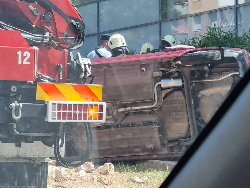 Automobil sletio s ceste i preokrenuo se kod Kauflanda, vozač prevezen u bolnicu