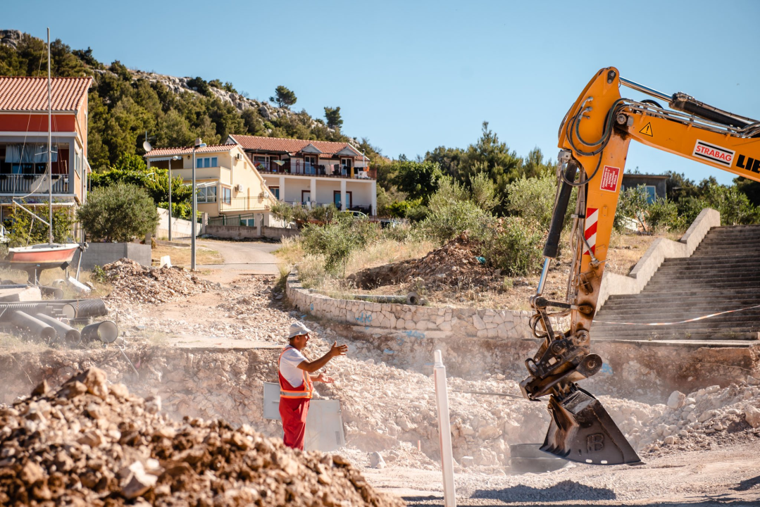 Posjetili smo Žaborić: 'Turisti nam ne dolaze, a Šibenčana je sve manje na plaži. Puna nam je kapa ovih radova' 