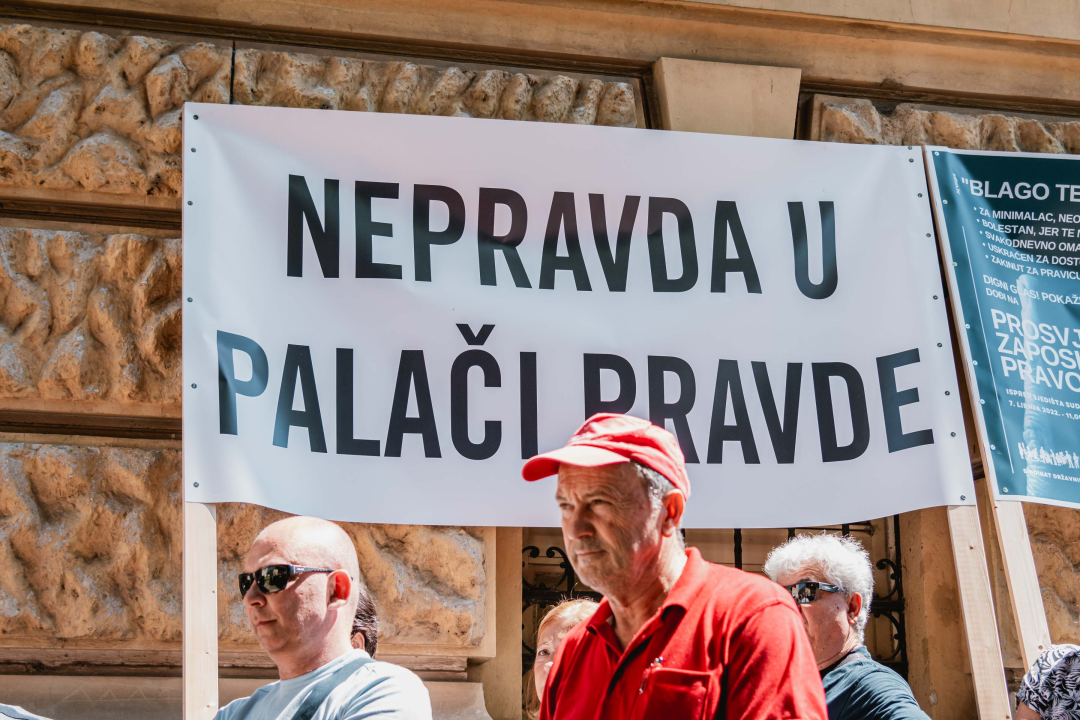 Prosvjed službenika i namještenika ispred suda: Uskraćeni smo za dostojanstvo i svakodnevno omalovažavani