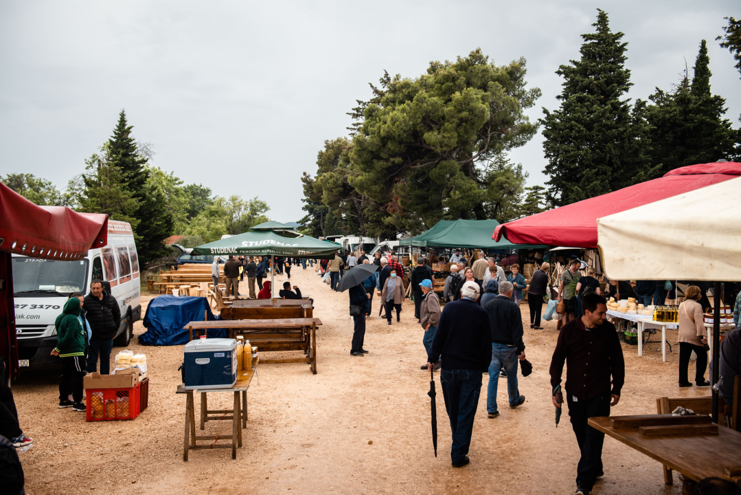 Bili smo na Benkovačkom sajmu: Najtraženija 'roba' su CD-evi Thompsona i Bulića, a za prasetinu se čeka red