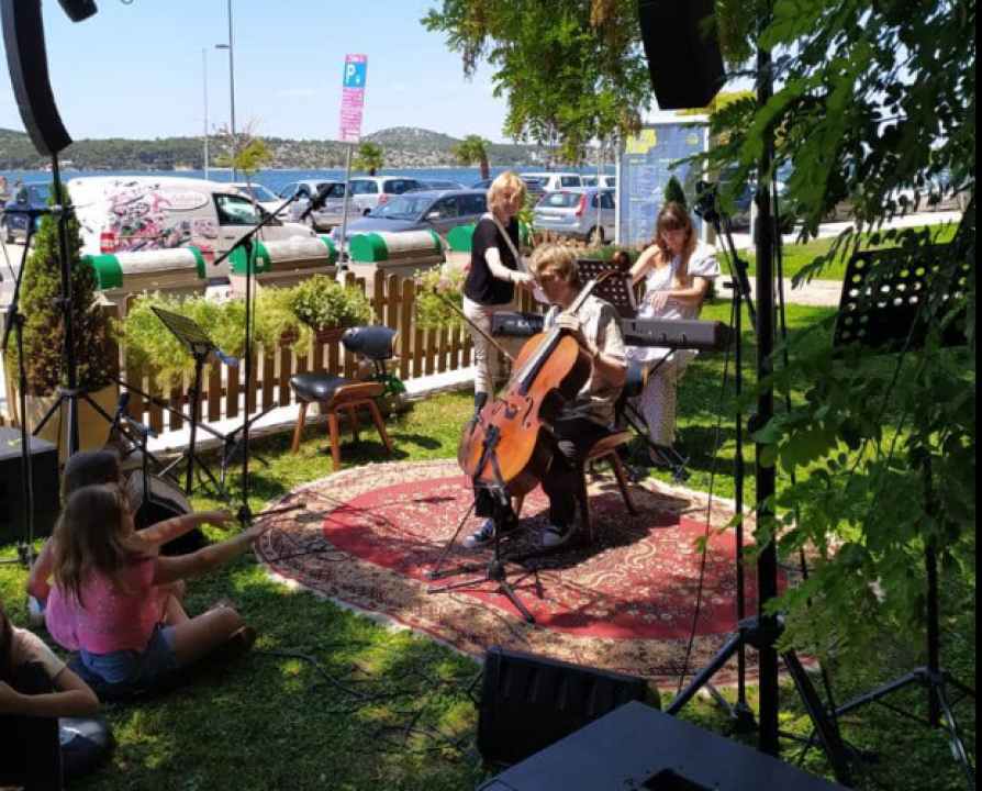Učenici Glazbene škole jutros svirali na livadi ispred Azimuta