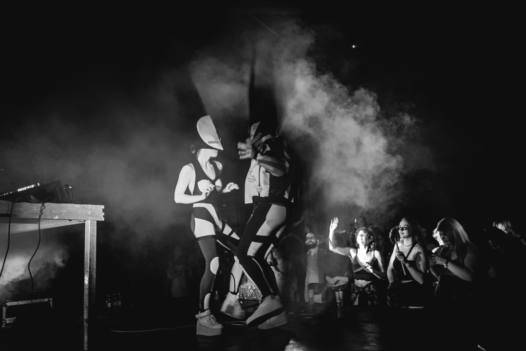 Nema ljubavi u klubu, ljubav je na tvrđavi: Plesnjak za milenijalce uz Buč Kesidi i Nipplepeople