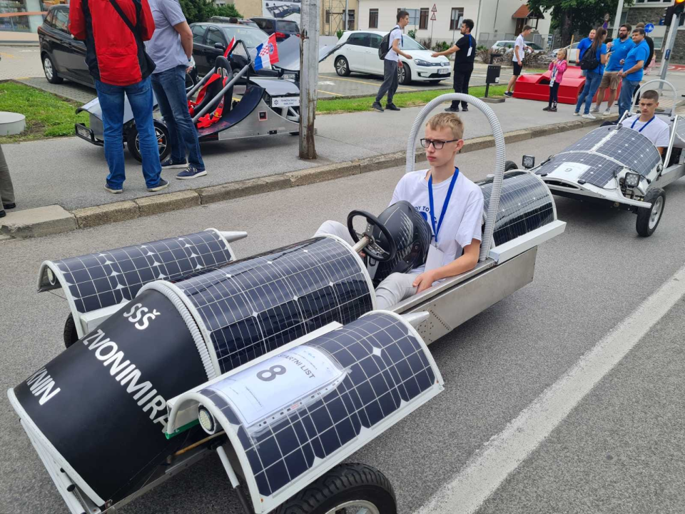 Kninski srednjoškolci osvojili drugo mjesto na utrci solarnih vozila u Sisku