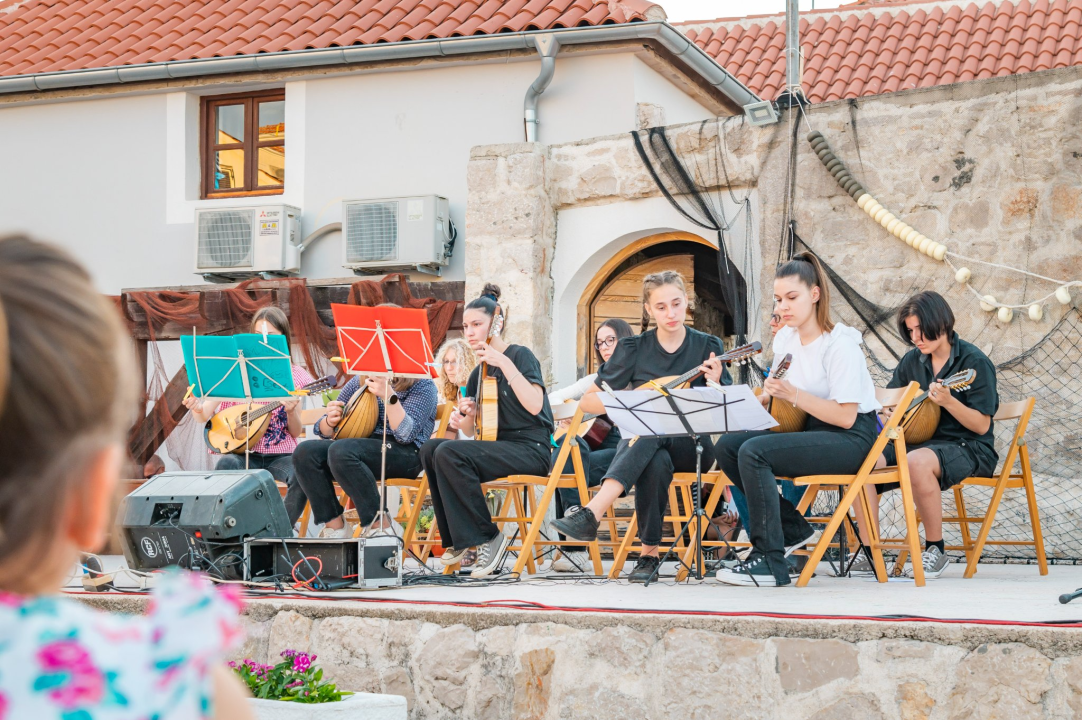 Na manifestaciji 'More na stolu' Tribunjci i njihovi gosti dobro se zabavili i fino pojeli