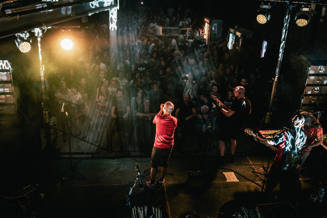 Hladno pivo žestokom svirkom 'prodrmalo' Šibenčane na sv. Mihovilu