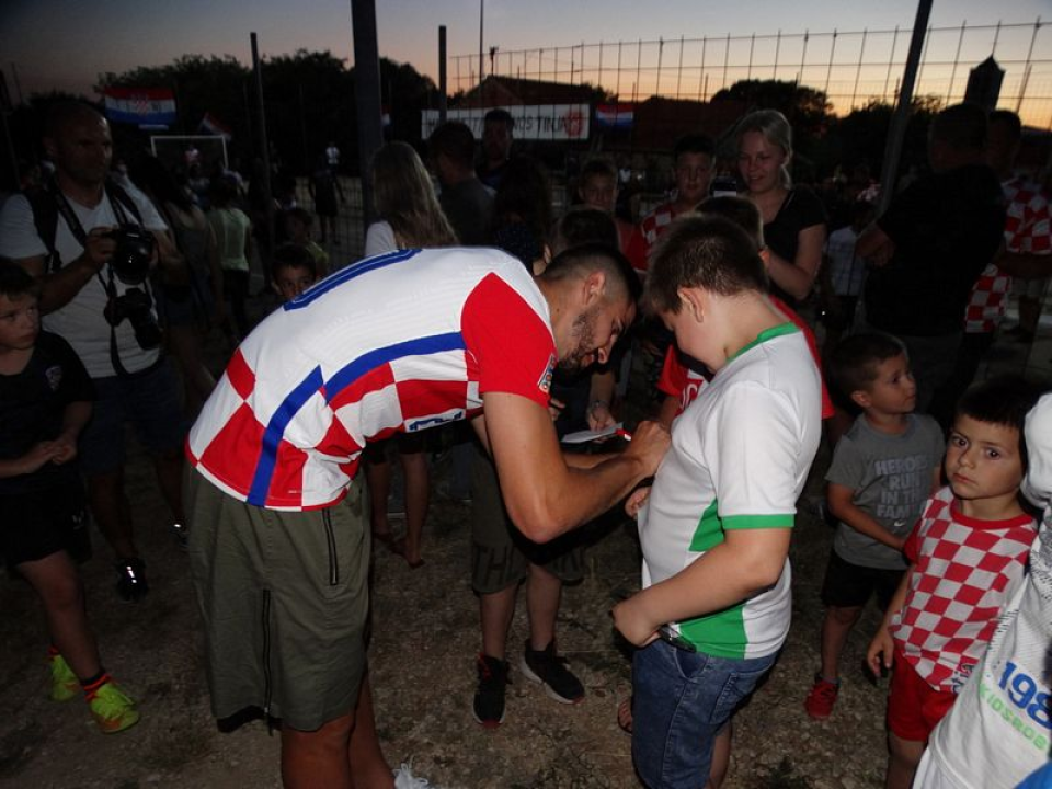 Veličanstven doček hrvatskog reprezentativca Martina Erlića u rodnom Tinju