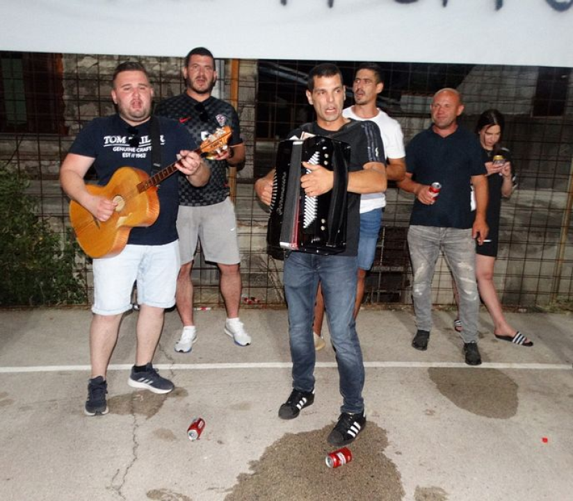 Veličanstven doček hrvatskog reprezentativca Martina Erlića u rodnom Tinju