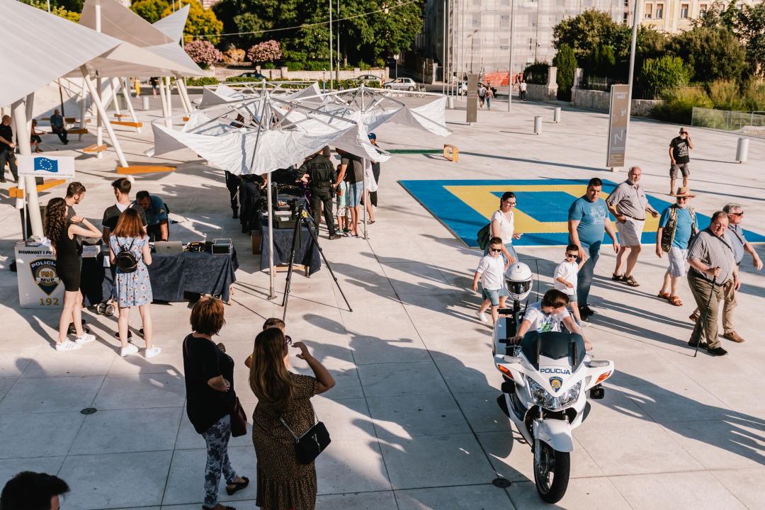 Dan otvorenih vrata Policije na Poljani: Najviše zanimanja za fotografiranje s vatrenim oružjem