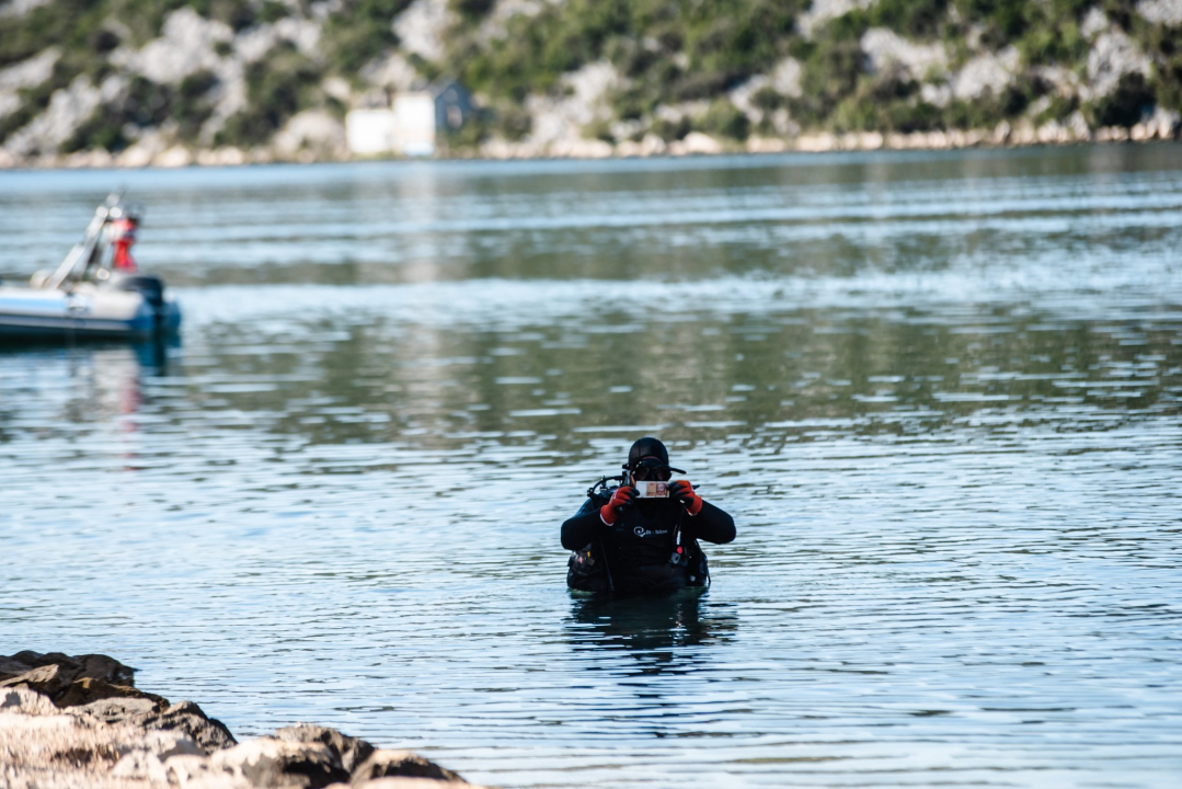 Iz podmorja Šarine drage u Zatonu uklonjeno preko 20 godina staro ribogojilište 