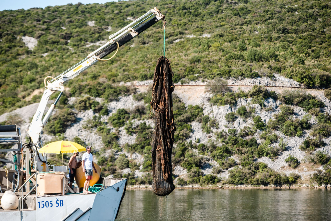 Iz podmorja Šarine drage u Zatonu uklonjeno preko 20 godina staro ribogojilište 