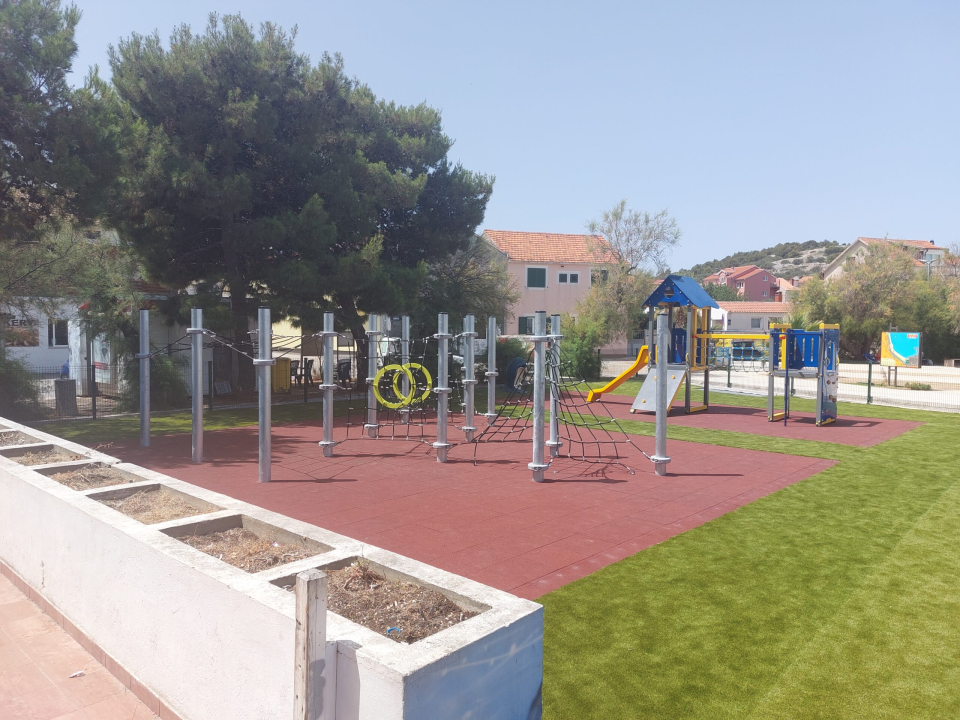 Projekt vrijedan 500 tisuća kuna: 'Najprometnije' dječje igralište u Murteru napokon u punoj funkciji