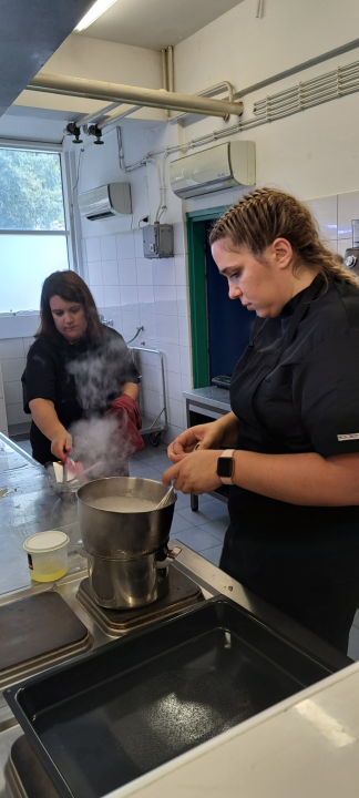 Polaznici POU Šibenik uspješno završili program prekvalifikacije za kuhare, konobare, pekare i slastičare!