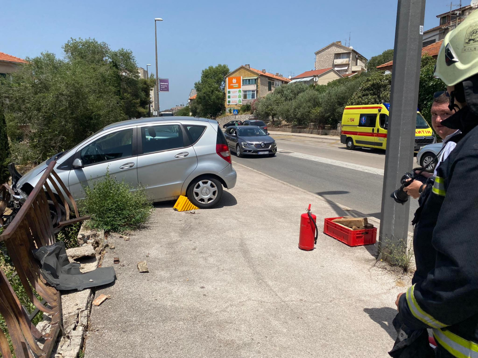 Automobil probio ogradu ispod Njegoševog trga, ženska osoba ozlijeđena
