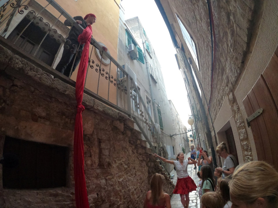 U kazalištu ništa, Ljetna otkazana: Ostaje vam program po ulicama i trgovima