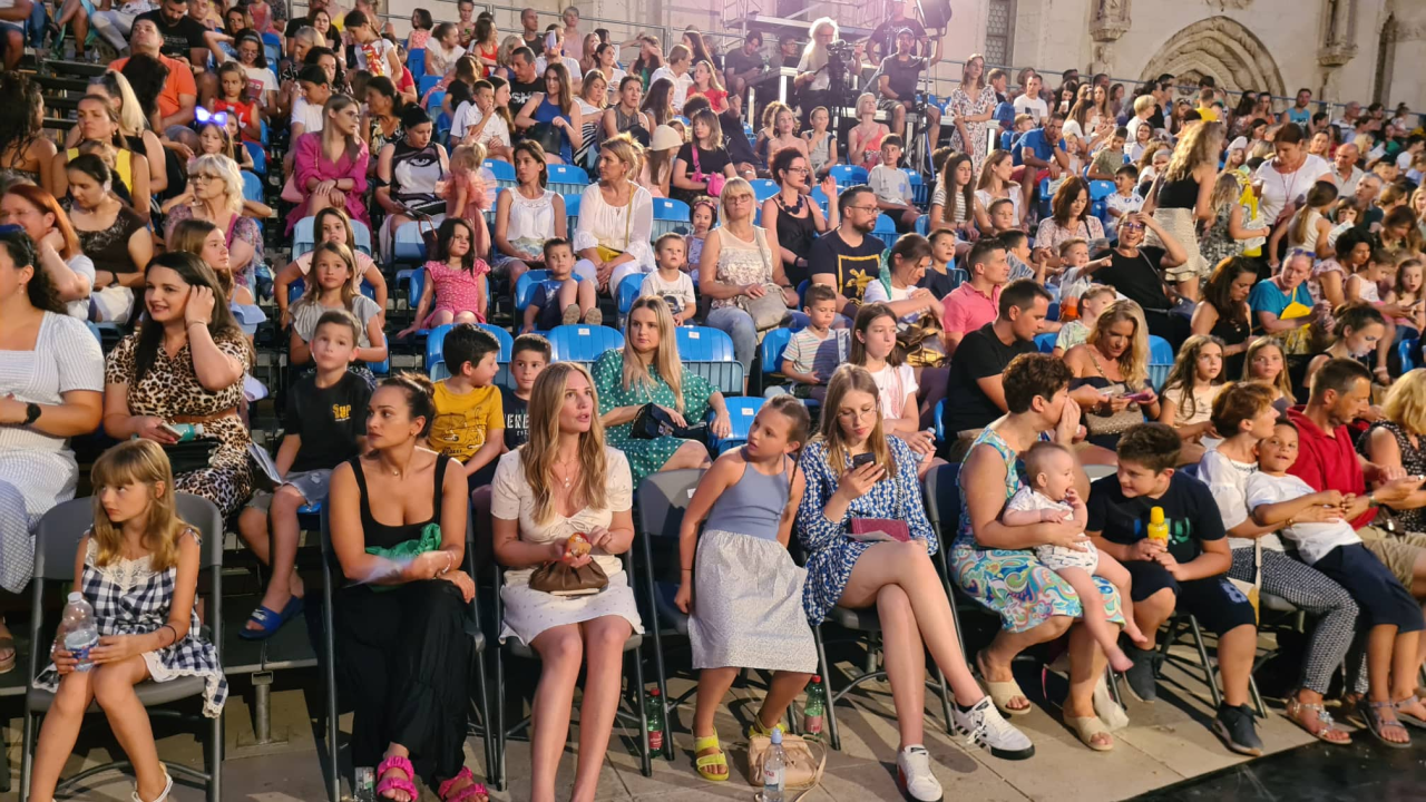 Zastava je spuštena, a MDF zatvoren nakon dva tjedna zabave i veselja