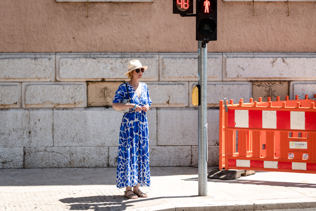 Ljeto u znaku šarenih uzoraka i lepršavih haljina: Provjerite koje trendseterice su nam upale u oko ovaj tjedan!