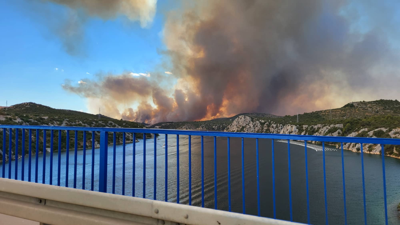 Jedan vatrogasac ozlijeđen, četveročlana obitelj iz Rasline koja je ostala bez kuće smještena u Cvjetni dom