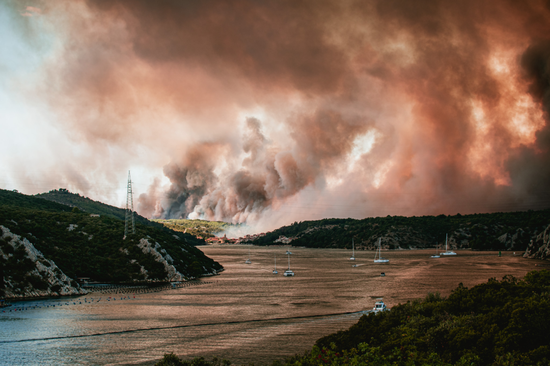 Jedan vatrogasac ozlijeđen, četveročlana obitelj iz Rasline koja je ostala bez kuće smještena u Cvjetni dom