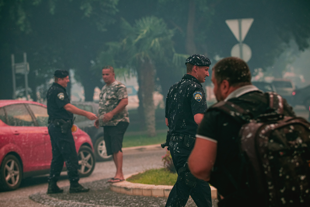 Jedan vatrogasac ozlijeđen, četveročlana obitelj iz Rasline koja je ostala bez kuće smještena u Cvjetni dom