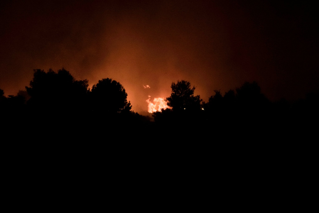 Dva kanadera od jutra u akciji: Nekoliko vatrogasaca lakše ozlijeđeno, vatrena linija i dalje aktivna na vodičkoj strani