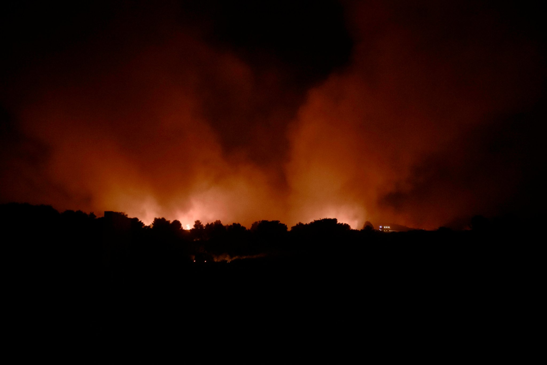 Dva kanadera od jutra u akciji: Nekoliko vatrogasaca lakše ozlijeđeno, vatrena linija i dalje aktivna na vodičkoj strani