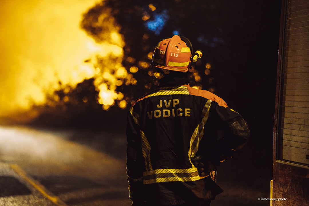 Fotogalerija i video: Bitka s vatrom u Zatonskoj ulici koja spaja Zaton i Benkovačku cestu