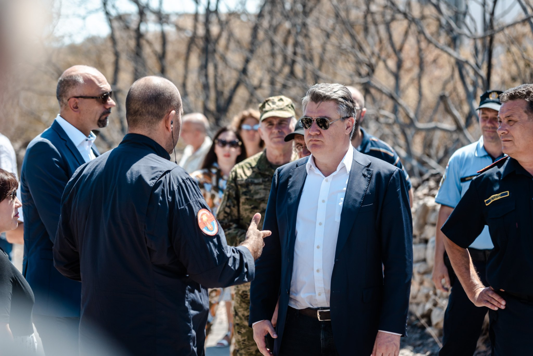  Milanović u Zatonu: Konobari imaju veću plaću od dobrovoljnih vatrogasaca, nitko neće izgorjeti za pet tisuća kuna