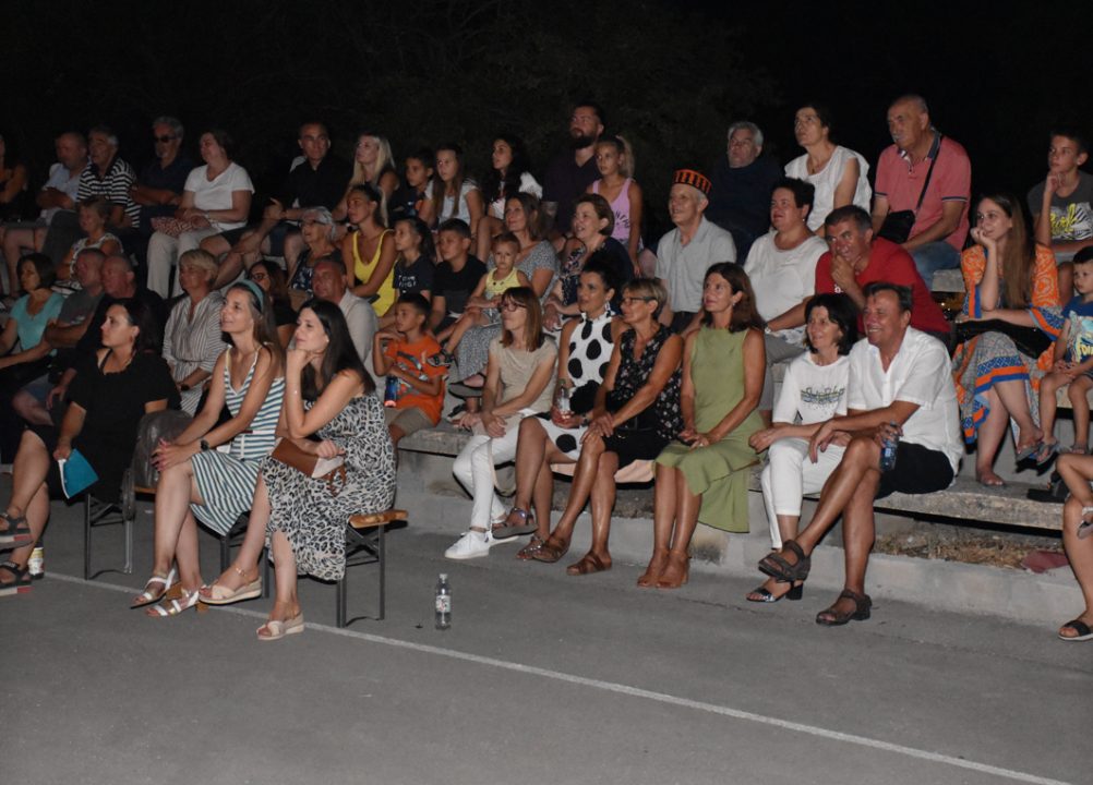 Predstava 'Jel tako, Zorane' nasmijala i mirlovačku publiku 