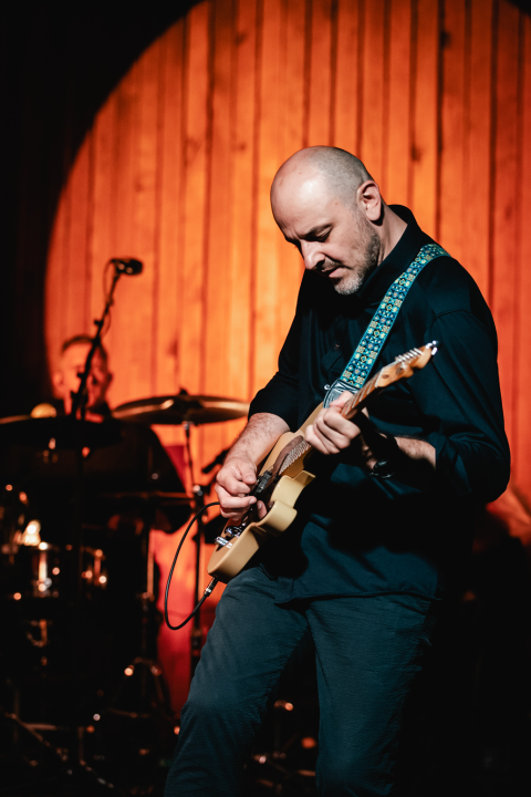 Bura, bura svuda oko nas. Osim oko Josipe koja je cijeli koncert sjedila na podu iza bubnja!