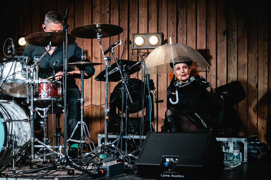 Bura, bura svuda oko nas. Osim oko Josipe koja je cijeli koncert sjedila na podu iza bubnja!