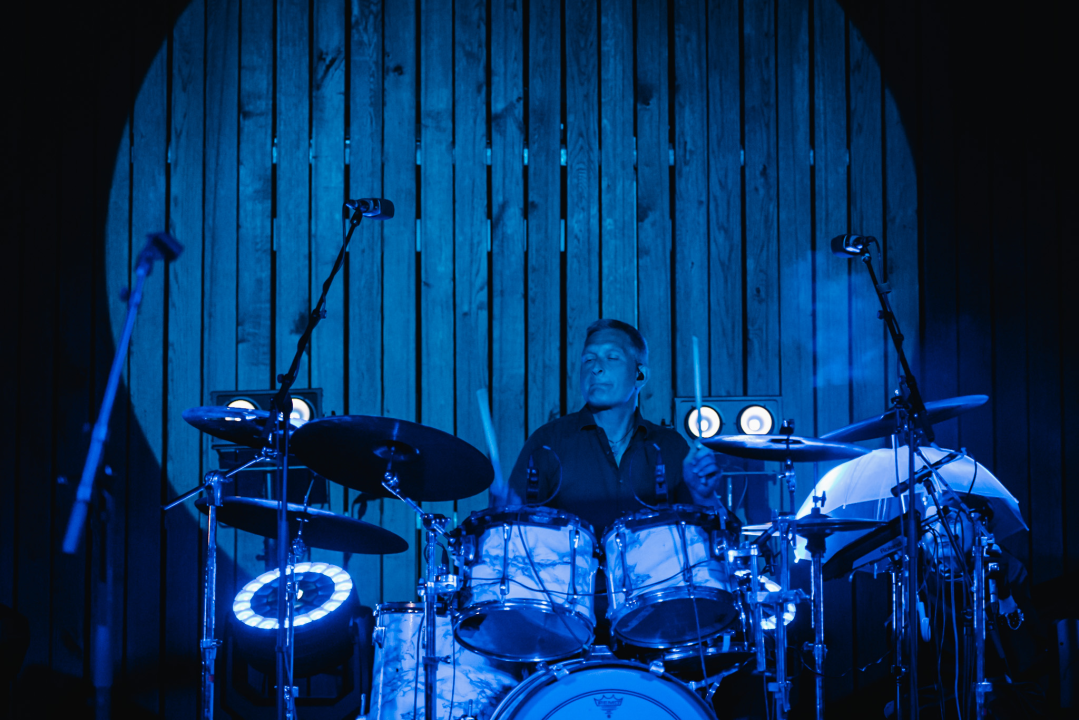 Bura, bura svuda oko nas. Osim oko Josipe koja je cijeli koncert sjedila na podu iza bubnja!