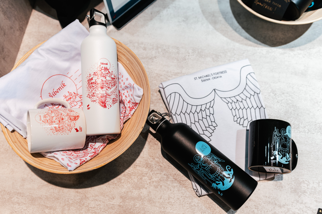 Šibenske tvrđave imaju najbolje darove i suvenire: Posteri, potići, majice, torbe, šalice i nakit, sve unikatno i maštovito!